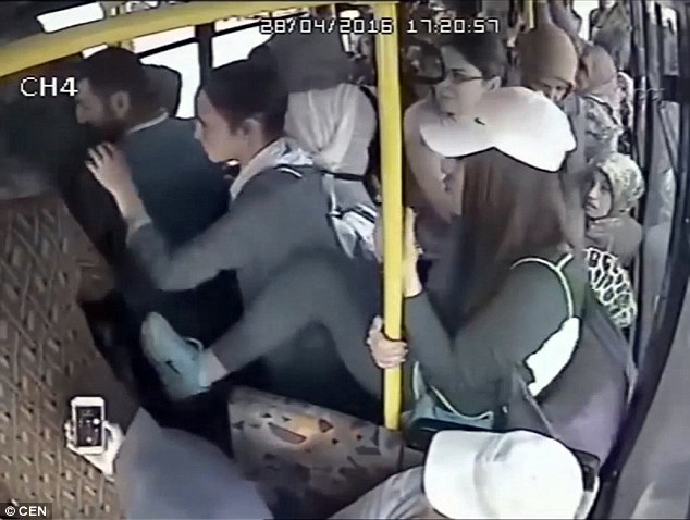 　　最后男子被车上的女子一起抓获送入警局。