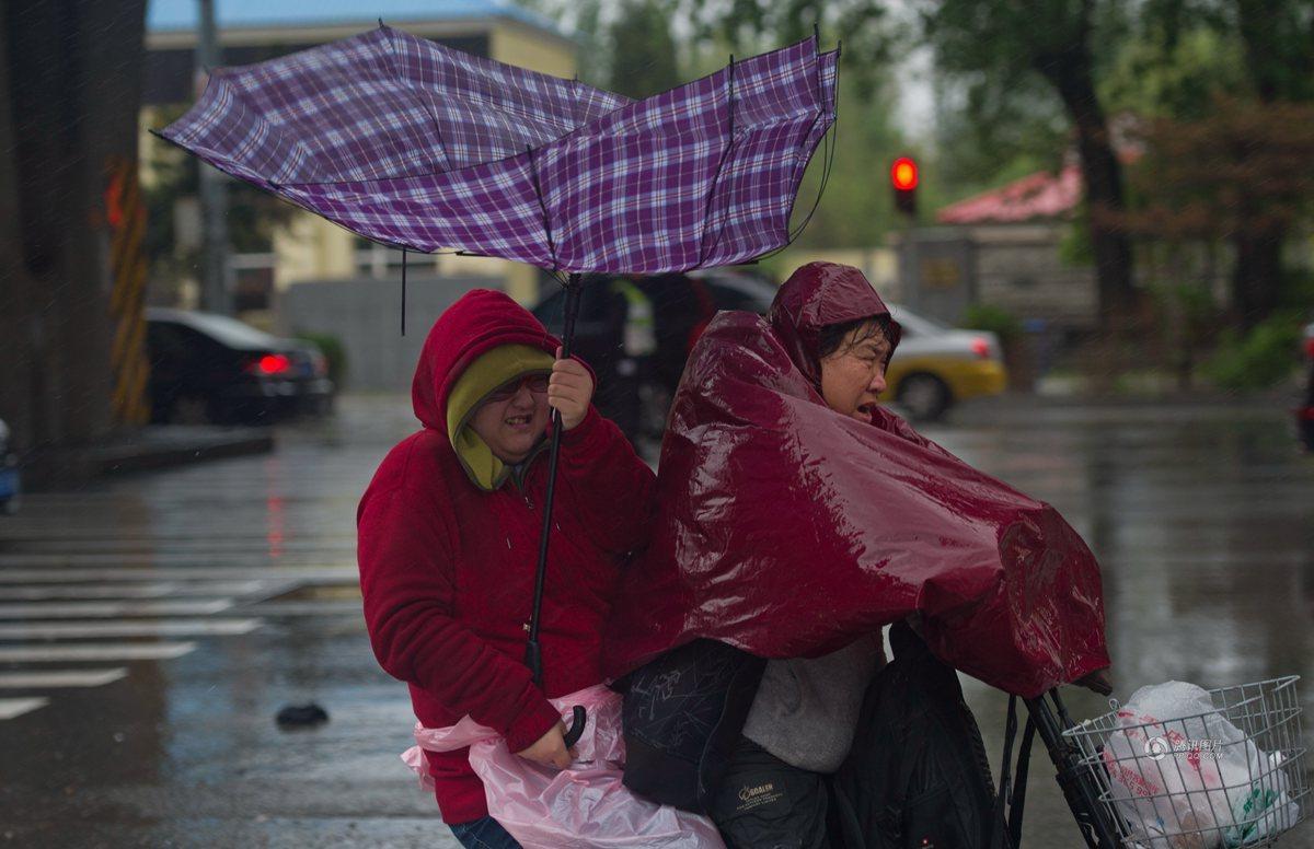 　　市民被狂风暴雨袭击，猝不及防。
