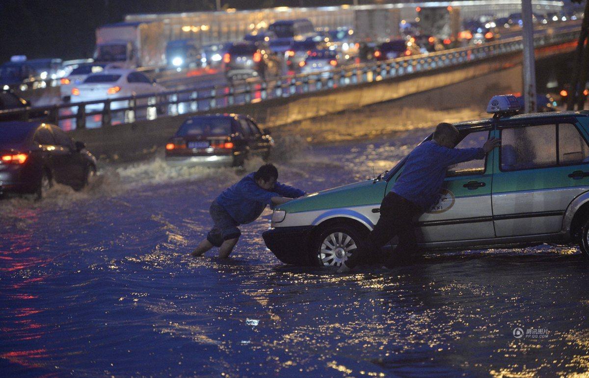 　　而强降雨也导致城市部分路段积水严重，多辆机动车被困。此次狂风暴雨造成当地城市内涝、交通受阻、农作物受损等严重影响。