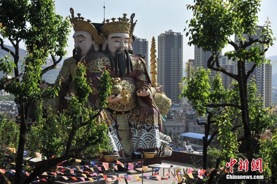 　　4月28日上午9点多，拆迁队来了。在挖掘机作业下，村里的老人们目睹四面财神的头像轰然掉落，有两个人气晕过去，被救护车送进医院。“怪只怪我们建得太高了……”阮桂芬叹口气。这些老人都以为是高度引起了有关部门的注意，而据五华区委宣传部的说法，拆除财神像的主要原因是“未经审批”。图为被拆前的巨型“四面财神”。