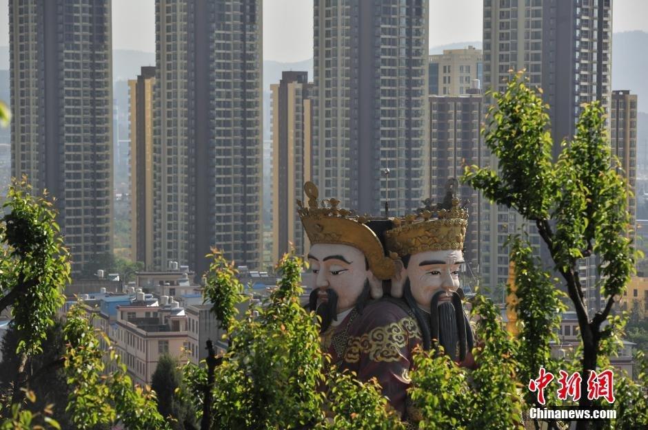 　　据当地村民介绍，这尊财神像高约12米，宽约10米，6年前由自卫村村民筹钱兴建而成。