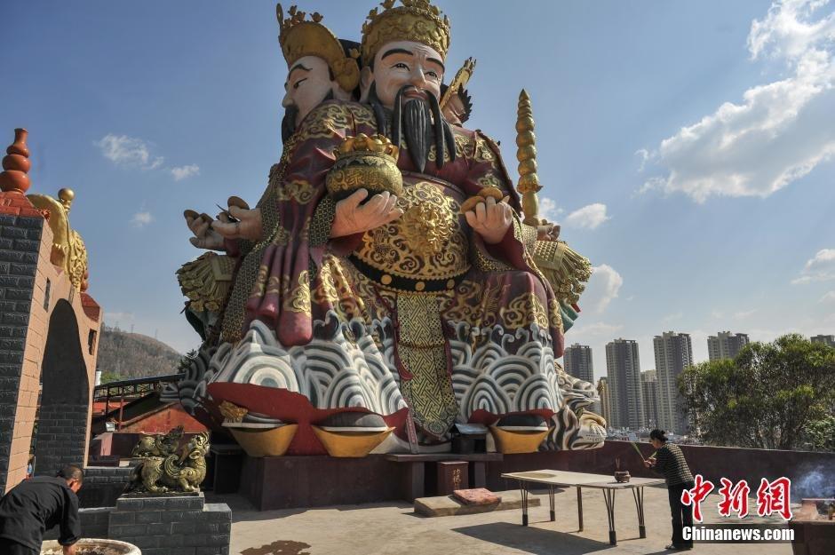 　　图为4月8日，香客在供奉财神。