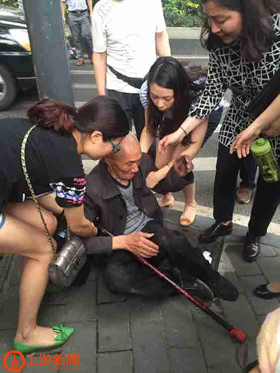 　　5月3日下午，沙坪坝区沙滨路上，一位年过七旬的老人因体力不支，靠着电线杆摔倒在地。看到老人老人难以爬起，路过的行人纷纷向他伸出援手。在大家的帮助下，老人被民警送回了家。