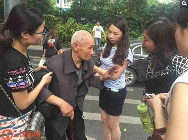 　　3日下午6点过，沙滨路金沙港湾路段，一位年过七旬的老人独自一人拄着拐杖散步。天气有些闷热，老人有些体力不支，靠着电线杆倒在了地上。老人侧躺在地，表情很痛苦，张着嘴却说不出一句话。“我刚好看见了这一幕。”市民陈林岭当时正开车经过此地。看见老人倒在了地上，她的第一个想法就是救人，“急救那些我都会，就担心老人突然发生猝死。”