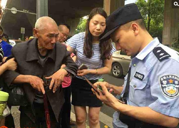 　　陈林岭赶紧靠边停车，来到老人身旁询问身体情况和家庭住址，可是老人只张嘴却说不出话来。此时，不少人都围了过来。陈林岭说，当时虽然也担心被讹，但她还是决定帮帮老人。陈林岭找到一个高大的男子，两人一起将老人扶着靠在了电线杆上。随后，陈林岭拨打了110报警。