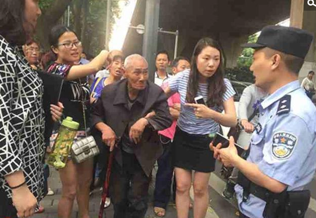 　　很快，沙坪坝区公安分局土湾派出所民警贾松涛赶到了现场。看见民警来了，着急办事的陈林岭开车离开了现场。