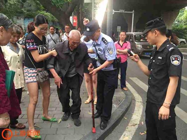 　　“老人就住在附近的金沙时代小区。”现场一位女子说，她经常看到老人在哪里出入。贾松涛立即联系了金沙时代小区的物管。物管人员确认，老人确实就住在金沙时代小区。随后，几位热心市民帮助民警将老人扶上警车，送他回家。