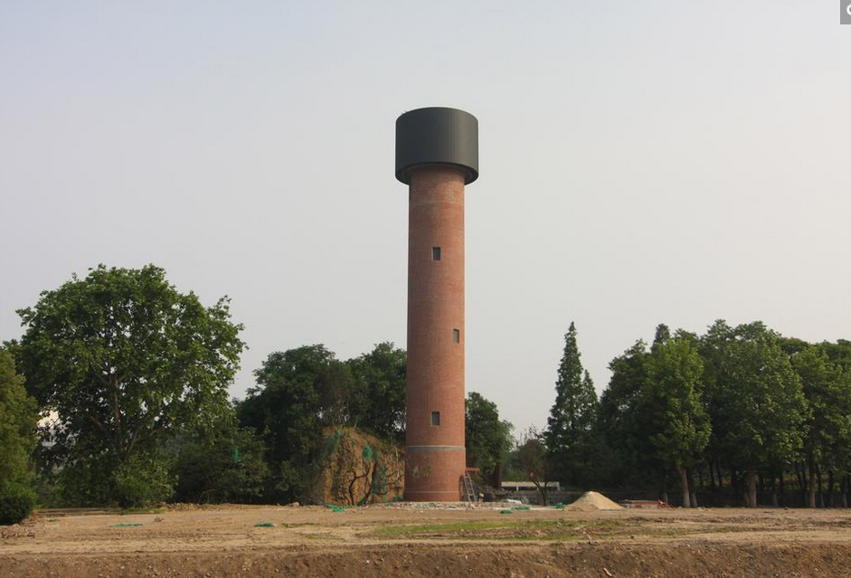 　　2016年5月5日，湖北省襄阳市，汉江大桥襄城桥头现一枚“手榴弹”建筑。这座“手榴弹”式建筑位于襄城区长门公园附近，本来是建于上世纪六十年代的水塔，因为原单位搬迁走了，水塔就被废弃。