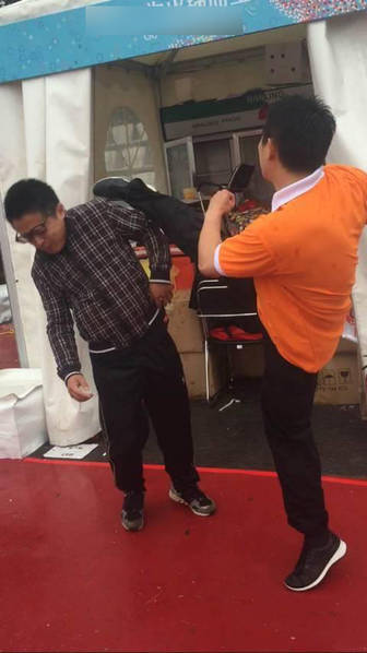 　　工作人员的劝阻和制止直接引发了闹事男子的过激行为，他开始对工作人员进行推搡，并气急败坏地破坏活动现场工作器具。一名工作人员直接飞腿上头，直接将闹事男子踢倒。工作人员被带离现场，闹事男子在其他工作人员的照顾下起身，查看身体状况。