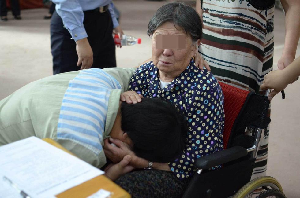 一名82岁的母亲坐着轮椅从黑龙江到江西来探监，服刑的女儿趴在妈妈身上大哭。