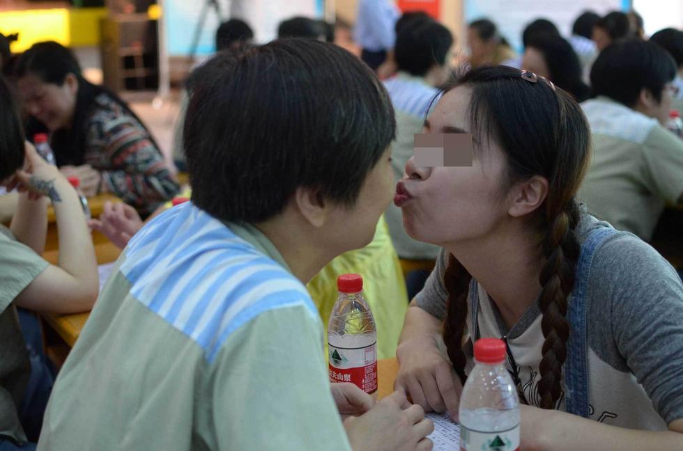 5月6日，在母亲节前夕，江西省女子监狱举行“帮教凝聚力量 母爱点燃希望”母亲节帮教活动，百名服刑人员的母亲或子女走进监狱，与自己的女儿或母亲团聚。图为一名来监狱探监的姑娘给服刑的母亲送上了自己的香吻，这或许是这位母亲在母亲节收到的最好礼物。