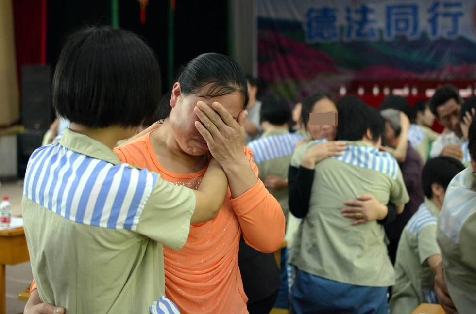 见面后，服刑人员和家属难掩激动。