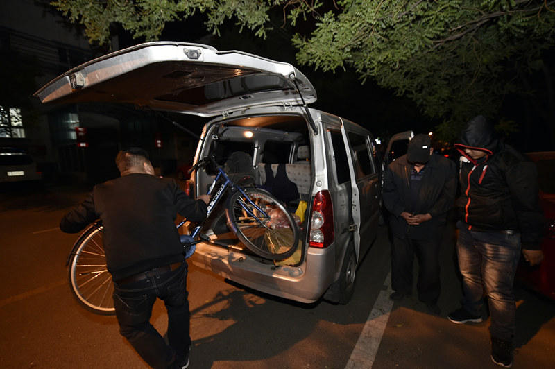 “别动，警察！” 便衣民警和保安员逮个正着。民警现场盘查，发现他身穿的外套看似普通，其实被改装成隐蔽的“工具箱”，压力钳、扳手和改锥等作案工具均被嫌疑人巧妙隐藏，外观看上去根本无法识别。