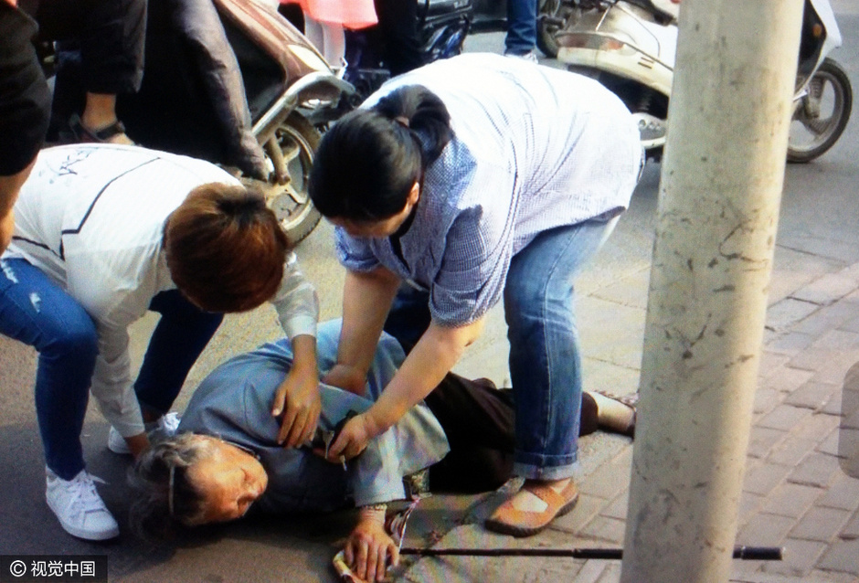 5月5日下午，河南省郑州市文化宫路汝河路口西北角，一位拄着拐杖的老太太不慎摔倒在马路边，路人没有丝毫犹豫便上前进行帮助。路过的市民武先生看见后觉得不对，查看发现老太太脸色有点苍白，神志不太清醒。“不会是中暑了吧？”有人猜测。谨慎起见，众人刚开始都没有挪动老太太，直到她稍微回过点神，四五个人才上前把她搀扶起来。