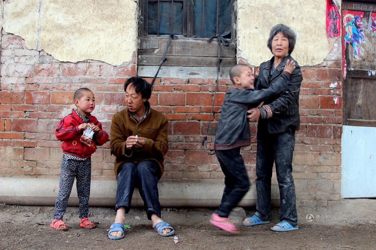 　　孩子的父亲郭学强经营一家磨坊，送走粉碎玉米的乡亲，身上落满了玉米面和灰尘，他说两个孩子都是先天的“脑部功能缺陷”，俗称“脑瘫”。老大出生后，刚开始也没看出什么问题，可是到了两岁，还不会走不会说话，就有些着急了。孩子的奶奶找来了“土方”，大包小包的喝了不少香灰……村里的卫生室医生让他们到城里洛阳治病，一问，据说治疗费可能需要郭学强几辈子才能赚到，于是放弃治疗，要了第二个孩子。
