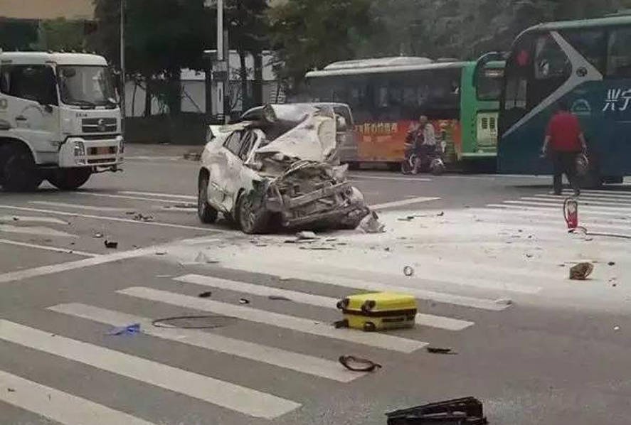 　　“突然加速冲了过来”，据一名目击的环卫工人介绍，事发时，她正在附近路段工作，突然听到两声巨响，当她抬头看时，发现一辆几近报废的小车停在路中间，车身几乎没有一处完整，车头还有些起火，小车后方不远处，两辆公交车也不同程度受损。