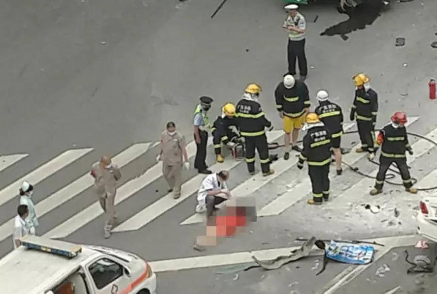 　　肇事车辆女司机最终抢救无效死亡。