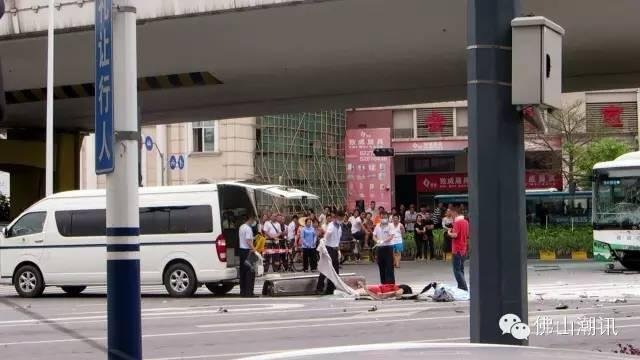 　　很快，消防队员赶到现场，将被困的女司机救出。“看上去很年轻”，目击者介绍，这名女司机身穿红色裙子，从消防队员小车内抬出来后，躺在地上一动不动，一旁等候的医护人员迅速上前抢救，但已无力回天。