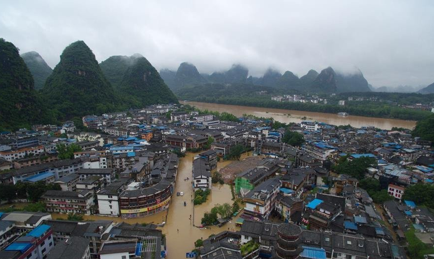 　　5月8日，广西桂林阳朔县受强降雨影响，漓江水位超警戒线，游船年内首次停航。8日凌晨2时49分，阳朔县气象台更新发布暴雨红色预警信号。经一夜暴雨，旅游胜地阳朔变“泽国”，县城多处内涝严重。洪水还淹没阳朔码头，漓江江面一片浑浊，水流湍急。图为5月8日，航拍被洪水围困的广西桂林市阳朔县城。