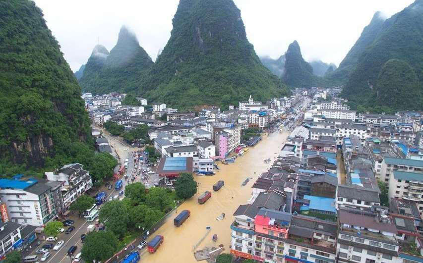 　　阳朔县境内遇龙河、金宝河水位暴涨，造成部分地区出现严重的洪涝灾情。在闻名中外的阳朔西街，商铺店面被淹，水深处达1米，有网友称“阳朔开启看海模式，西街出游靠竹筏”。而在“印象·刘三姐”剧场里，上涨的江水已将部分演出设施淹没，8日当晚的演出暂停。图为5月8日，航拍被洪水围困的广西桂林市阳朔县城。