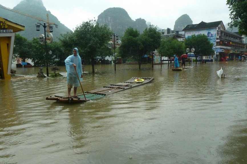 　　受漓江上游连续强降雨影响，阳朔辖区内逾2600张排筏自5月5日开始全线封航。8日12时，漓江阳朔段水位仍维持在109.48米的高位，远超105.6米的排筏封航水位线。在漓江平乐桂江段也出现超过警戒水位洪水。图为5月8日，广西桂林，阳朔受强降雨影响，漓江水位超警戒线，游船年内首次停航。闻名中外的阳朔西街，西街出游靠竹筏。