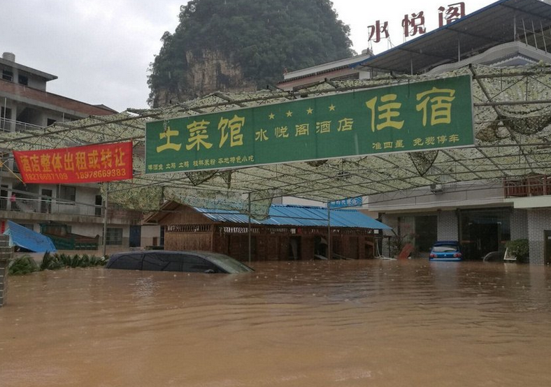 　　阳朔县旅游局发布消息，当前阳朔区域水位急速上涨，部分景区已暂时关停，提醒在阳朔旅游的游客以安全第一的原则做出相应的行程调整。由于漓江河水快速上涨，桂林水上搜救中心已接到2起民众被困的险情，目前均获及时救助。图为5月8日，广西桂林，连日暴雨导致漓江水位暴涨，漓江下游阳朔县受灾，多条街道被淹，多地人员被困。