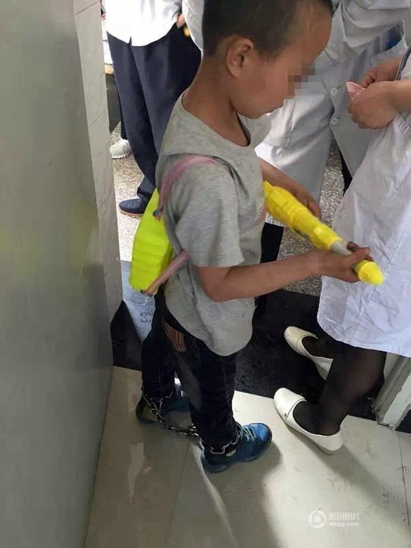 　　岚皋县公安局城关派出所所长陈邦庚说，“现场询问时，小男孩一会说是个叔叔将他绑架到这里，一会又说是个老婆婆给他装的铁链。我们调取监控才发现，他是当日早上7点多自行进入急诊室，并将门反锁。”“由于牵扯到未成年人，接警后我们也很重视，经医院现场检查，并未发现孩子身上有明显外伤，网上的传言不实。”陈邦庚说，随后他们又从孩子继母、亲戚以及邻居处进行了调查取证。
