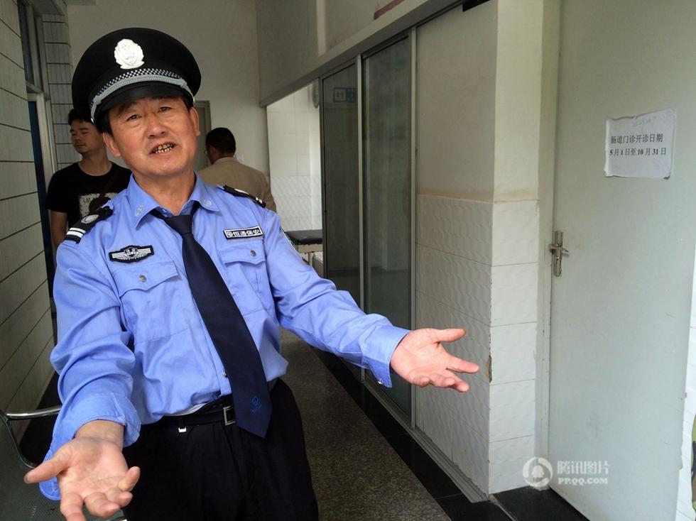　　经进一步调查得知，男孩小良（化名），9岁，家住岚皋县城关镇。其父常年在武汉务工，小良和继母刘某租住在县城，刘某一边做早点生意一边照顾孩子。小良性情比较顽劣，去年曾在学校和同学打架时将对方眼部划伤。父母打算将他转学至武汉，不料刚到武汉，小良便跑得不见踪影，当地派出所发现后将其送往救助站，家人将他领回后便一直未上学，年初送回岚皋老家。半个月前，小良因偷盗自行车和在商店内盗窃被警方现场抓住，民警对其继母刘某进行了批评，并责成对孩子加强教育。此后，小良在其小叔家住了半个月，5月5日下午被小叔送回家。