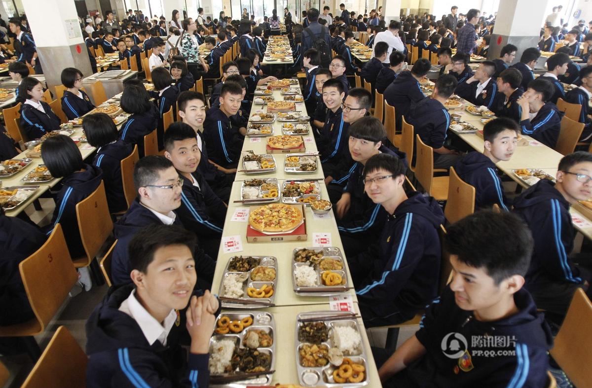 　　2016年5月9日中午，河南省郑州市一中学食堂内，150多张披萨被沿桌摆满，600多名初三学生共进“披萨大餐”。据了解，请孩子们吃披萨的是该学校一名老校长，为了鼓励即将参加中考的600多名初三学生，专程购买了150多张披萨饼，鼓励孩子们做人生“必胜”客。