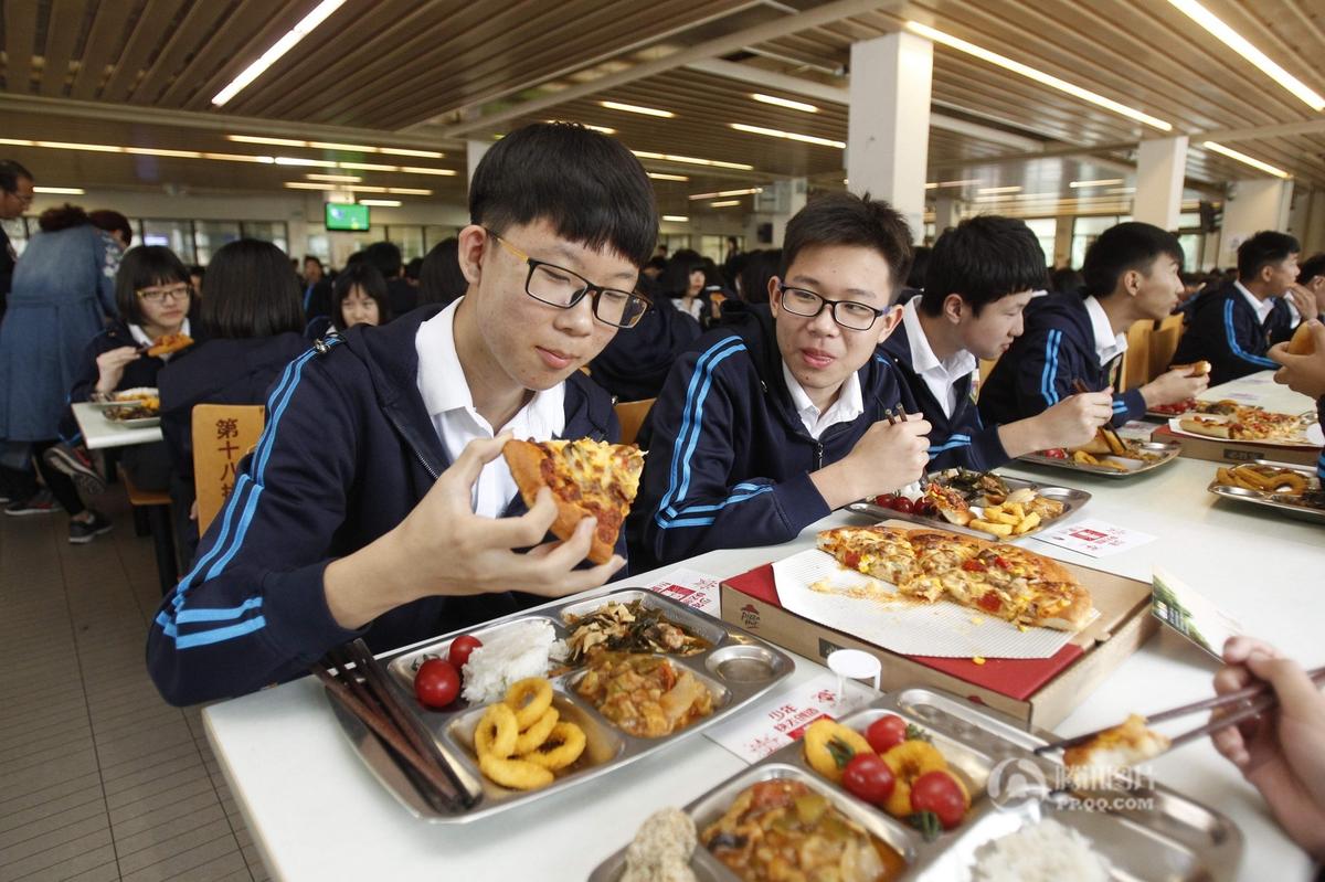 　　据老校长称，孩子们学习很紧张，请孩子们吃披萨为的是换一种方式轻松一下，同时也是为学生们加油，希望孩子们逢考“必胜”。