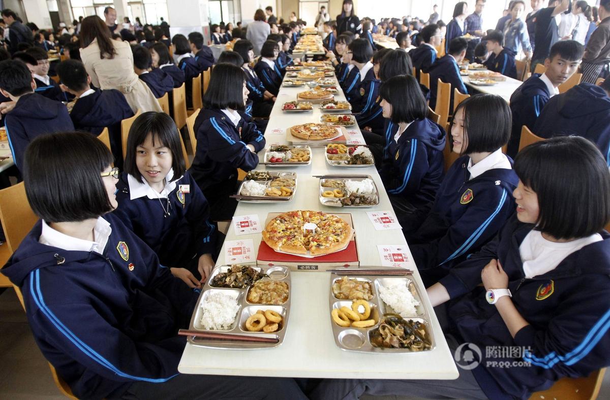 　　600多名初三学生共进“披萨大餐”。