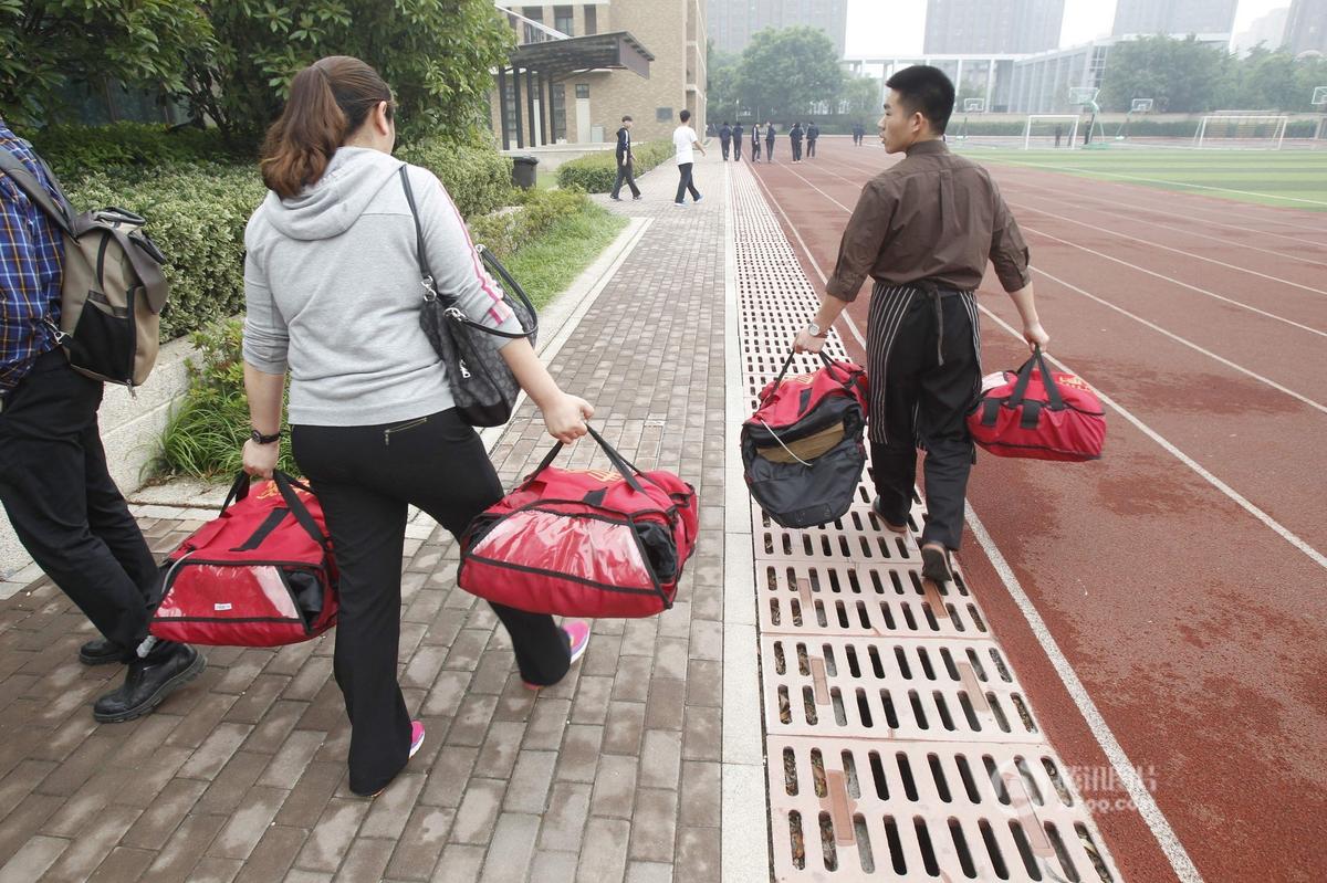 　　为了鼓励即将参加中考的600多名初三学生，老校长专程购买了150多张披萨饼。