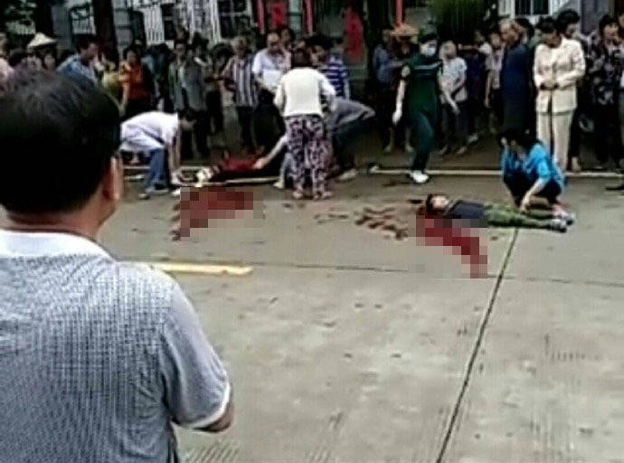 　　5月10日早上，福建省闽清县坂东镇文定中心小学门口附近，有两个人被砍，一死一伤。爆料人称，死者为一年级学生，伤者为死者奶奶。据悉肇事者许虎齐已被公安机关控制，初步了解两家因买卖房子纠纷产生矛盾。