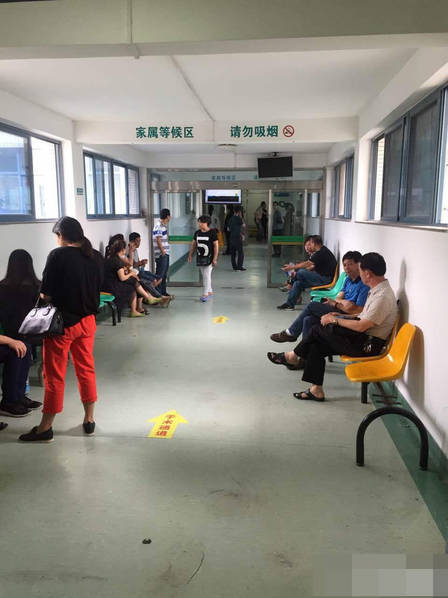 　　5月10日早上，福建省闽清县坂东镇文定中心小学门口附近，有两个人被砍，一死一伤。爆料人称，死者为一年级学生，伤者为死者奶奶。据悉肇事者许虎齐已被公安机关控制，初步了解两家因买卖房子纠纷产生矛盾。