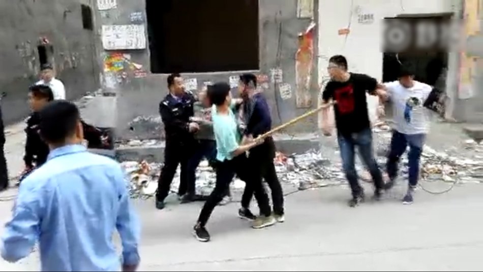 　　嫌犯范某的大伯告诉记者，范某用刀杀死了3个人，包括一名空调电工、老鸦陈街道办事处副主任，另一人身份他无法确定，还有一人重伤。