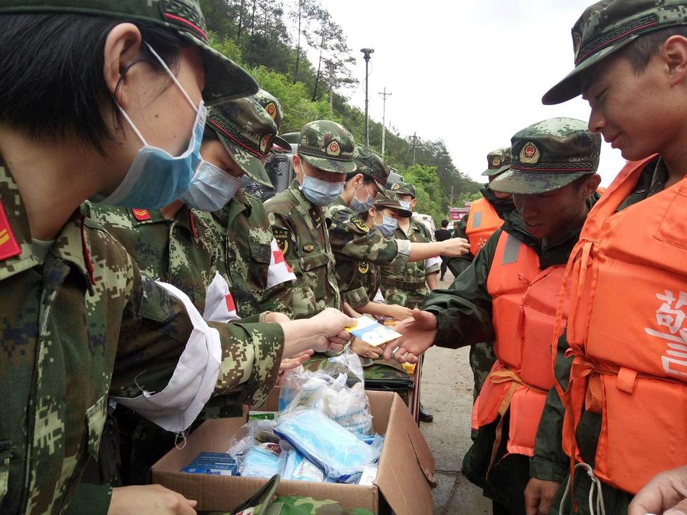 　　此外，据灾害善后处理组组长、泰宁县委副书记王胜文介绍，目前遇难者以及失联人员直系家属的DNA已经取样完毕。图为武警战士领取物资。