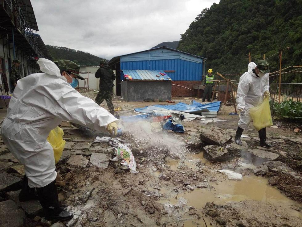 　　遇难者以及失联人员主要来自福建莆田市，还有一些来自湖北、四川、重庆、浙江、安徽等地。目前泰宁已经接待、登记、安置了435名亲属。王胜文说，泰宁县在事故发生后即展开对遇难者身份的辨认工作，目前取样已经结束。泰宁县还协调省、市调动专业力量做好遗体的殡仪工作。图为救援人员在现场消毒。