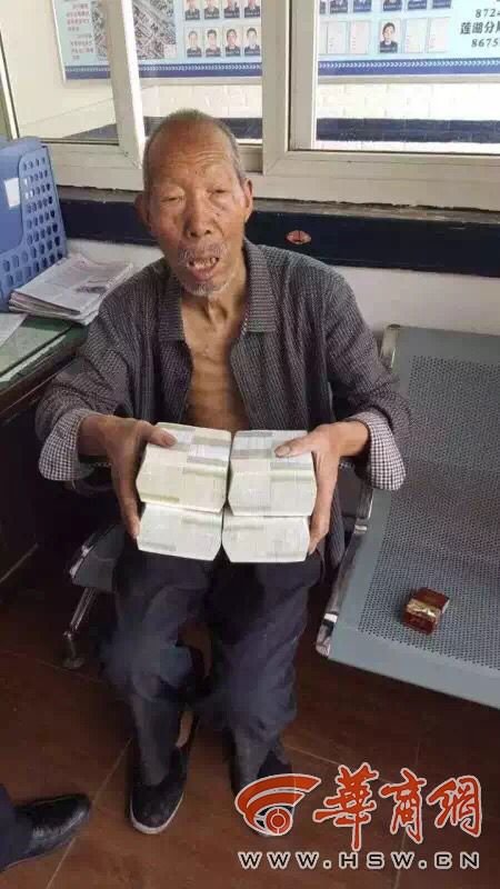 　　5月10日上午，83岁的拾荒老人史秉文在莲湖区药王洞一垃圾堆内捡到四沓一元人民币现金，共计4000元。随即老人来到西安市莲湖分局大莲花池街派出所，委托民警寻找失主。经鉴定，这些钱都是真的。目前，民警正在积极联系辖区银行网点查找这些钱的来源和失主。图为83岁的拾荒老人史秉文委托民警寻找失主。
