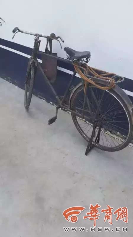 　　老人来到派出所推的自行车。