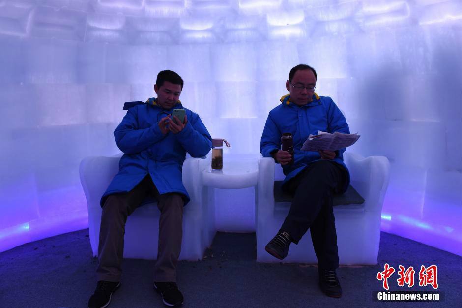 　　当日，重庆气温升至35℃以上，不少市民来到这个占地1200平米的冰雪世界睡冰床享受清凉，该乐园不仅设置了马达加斯加、爱斯基摩冰屋、童话小镇、冰雪女王、冰川极地等十大主题区域。