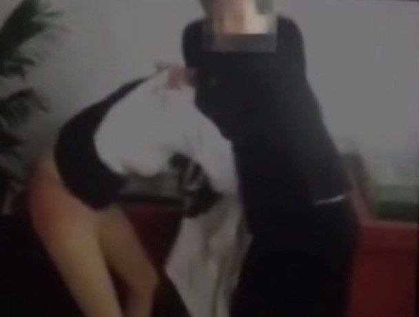 　　该段长约14秒的短片可见，衣衫不整的受害人先被涉事男女逼到墙边殴打、剪发及辱骂，其后强行脱去及剪破受害人衣服，最后已被剪光头发的受害人则躺在地上，并被人坐在背部，不能动弹。