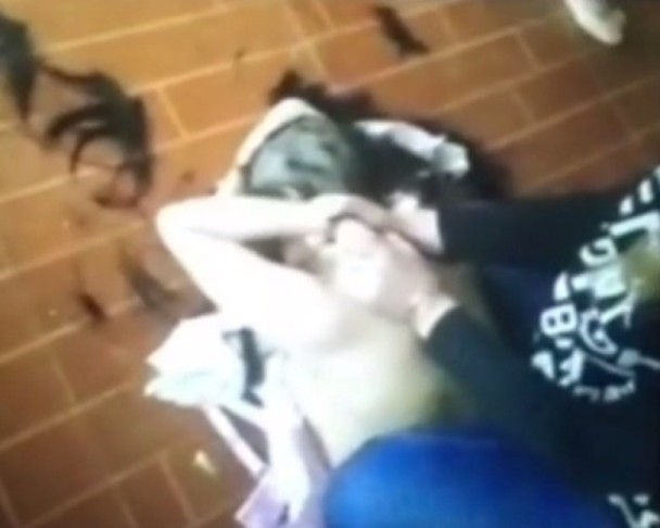 　　目前警方已将涉侮辱肖女的疑犯依法刑事拘留。