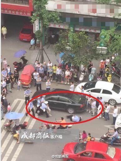 　　13日中午，四川新闻网记者从阆中警方获悉，因涉嫌妨害公务罪，董、刘二人被阆中警方刑事拘留，目前，此案正在进一步侦办中。