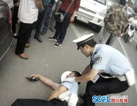 　　事发当时，由于董某、刘某阻挠执法，并将执勤人员王某的帽子打落在地，还将执勤证件扯掉。当发现执勤人员是协警时，董某、刘某甚至还对其进行辱骂和殴打，并强行抢走执勤人员王某佩戴的执法记录仪。