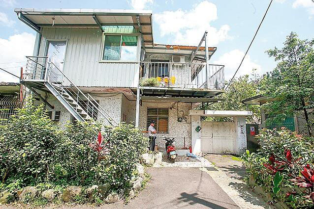　　警方指出，该处2楼是彭男侄女夫妇的住处，侄女怕被叔叔的流浪狗咬伤，很少去1楼叔叔住处，平常都由屋外铁梯回2楼住家，叔侄间几无走动，侄女还是父亲来探视叔叔时，才知道叔叔死亡多时。警方分析，可能因庭院常发出恶臭，掩盖了尸体臭味，才未早日发现。图为现场。