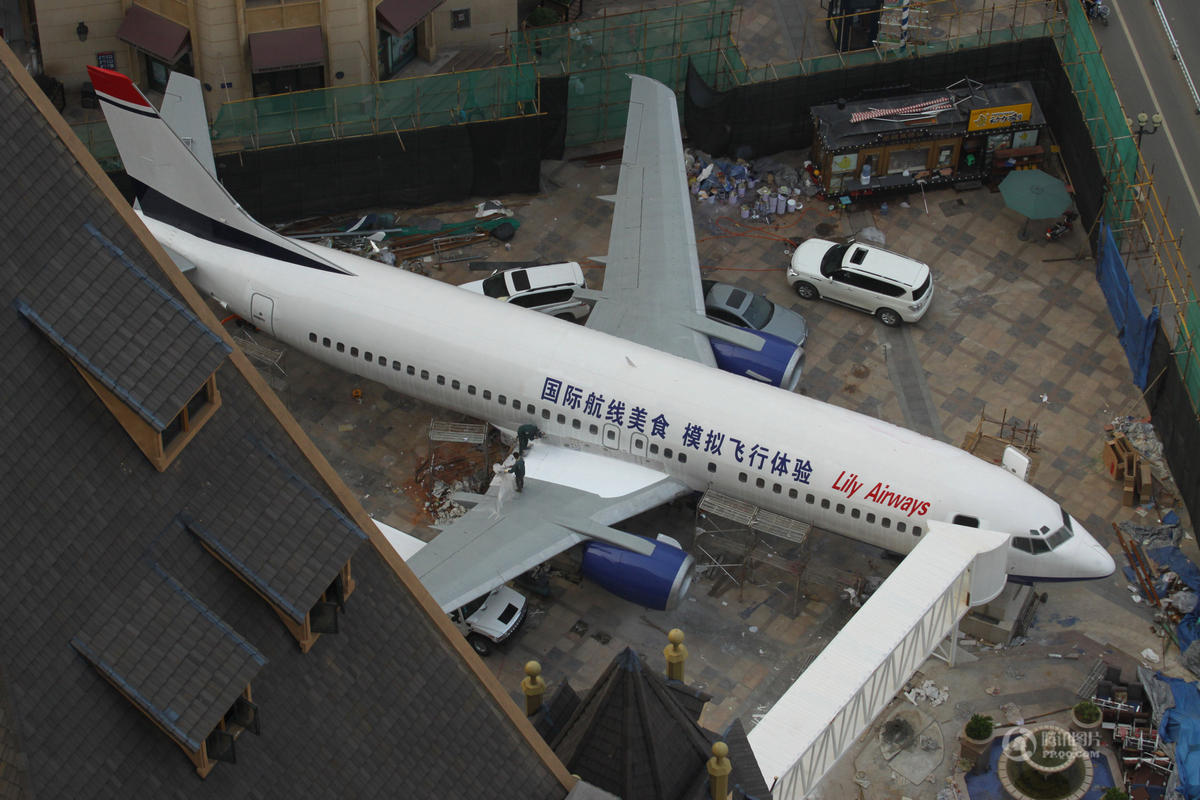 　　工人正在为波音737飞机餐厅粉刷油漆。