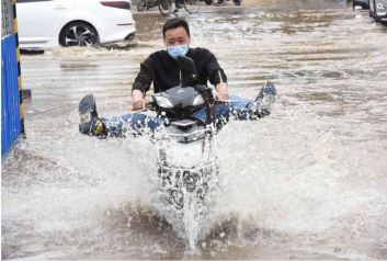 沈阳水管爆裂积水严重 市民过街如渡河