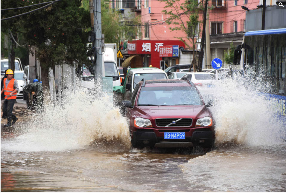 图为街道积水严重。
