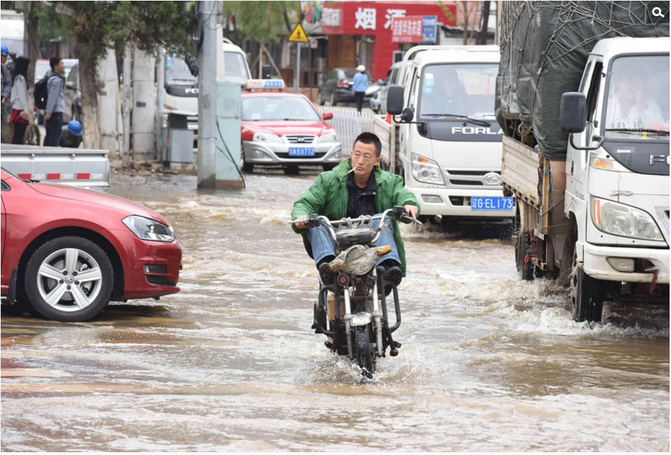 图为街道积水严重。