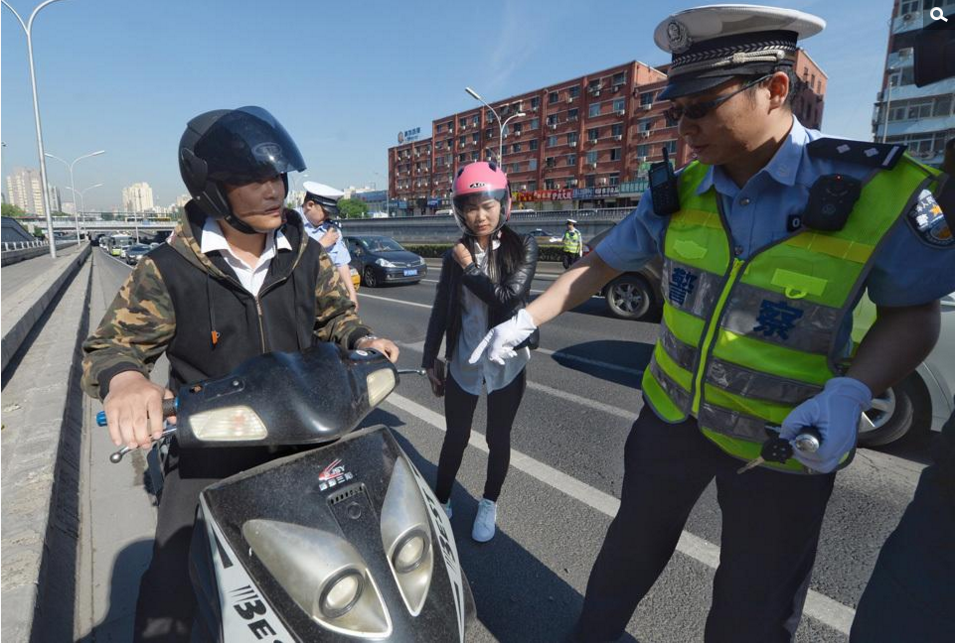 图为北京交警在整治违规上路摩托车。